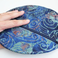 hand held circle clutch