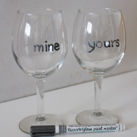 write words on the wine glasses