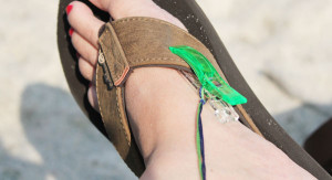 clip string to shoe for friendship bracelet