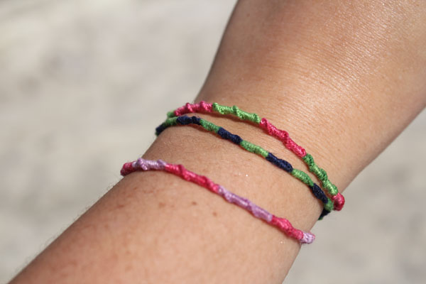 How to make a twisted friendship bracelet in 2 minutes - Twitchetts