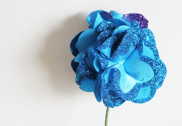 https://30minutecrafts.com/wp-content/uploads/2014/04/sparkly-glitter-tipped-flower.jpg