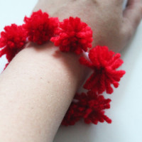 make a pom pom bracelet