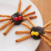 simple halloween spider snack