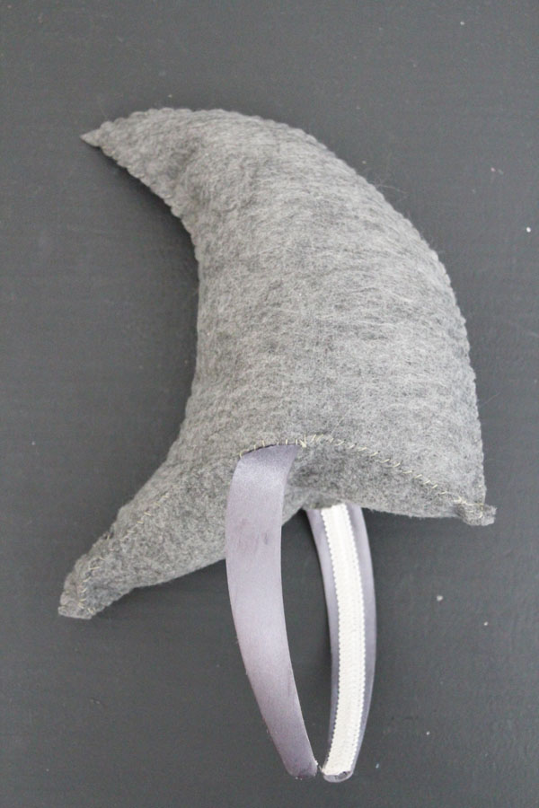 make a shark fin headband