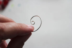 curl wire with fingers