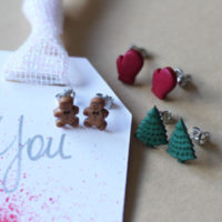 Make Simple Holiday Earrings with this super simple DIY Holiday Earring Craft