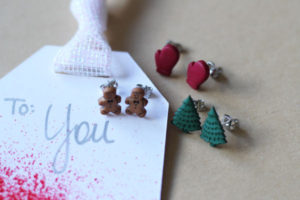 Make Simple Holiday Earrings with this super simple DIY Holiday Earring Craft