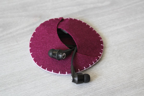 DIY Felt Earbud Case - super simple to stitch up in just 15 minutes!