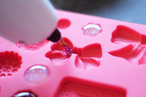 tips for filling the hot glue mold