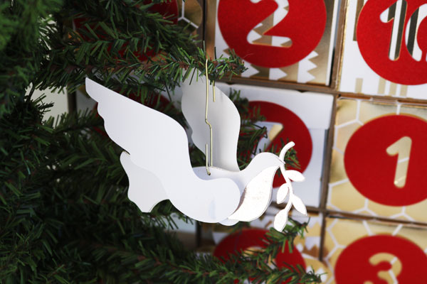 Rae Dunn Inspired Christmas Tree Ornaments with Vinyl!